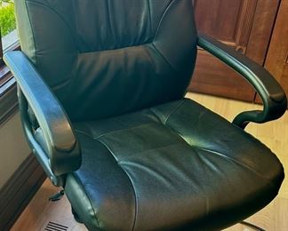 26w x 21d adjustable office chair on wheels $50