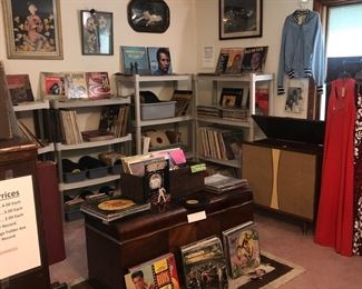Items Located In The 2nd Bedroom ( Vintage Records)