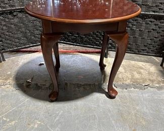 Very Nice Oval Accent Table with Queen Anne Legs