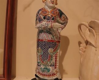 CHINESE FAMILLE ROSE PORCELAIN FIRGURINE 