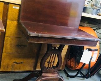 lyre game table