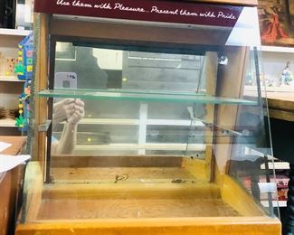 mirrored display for knives