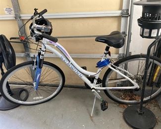 Schwinn women's bike and helmet. Excellent condition