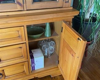 Cabinet of Glass Cabinet (Broyhill)