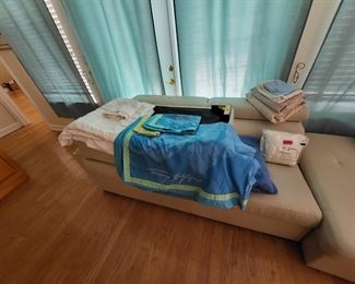 Queen Duvet - Tommy Hilfiger twin duvet lots of linen napkins and odds and ends of sheets and towels