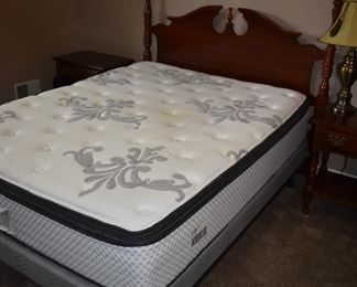 Classic Vintage American Drew Cherry Queen Size Bed with mattress Set