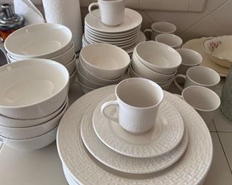 Gibson Home white dinnerware in near perfect condtion