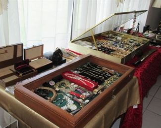168 st jewelry full table