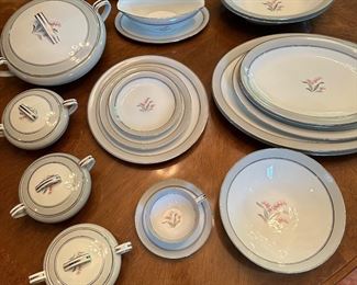 Noritake place settings for 16
Crescent 