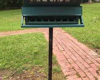 Squirrel proof bird feeder