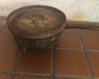 BEAUTY !!!!     Early No. 12 cast iron pot with 3 legs and deep rim  for coals !! 