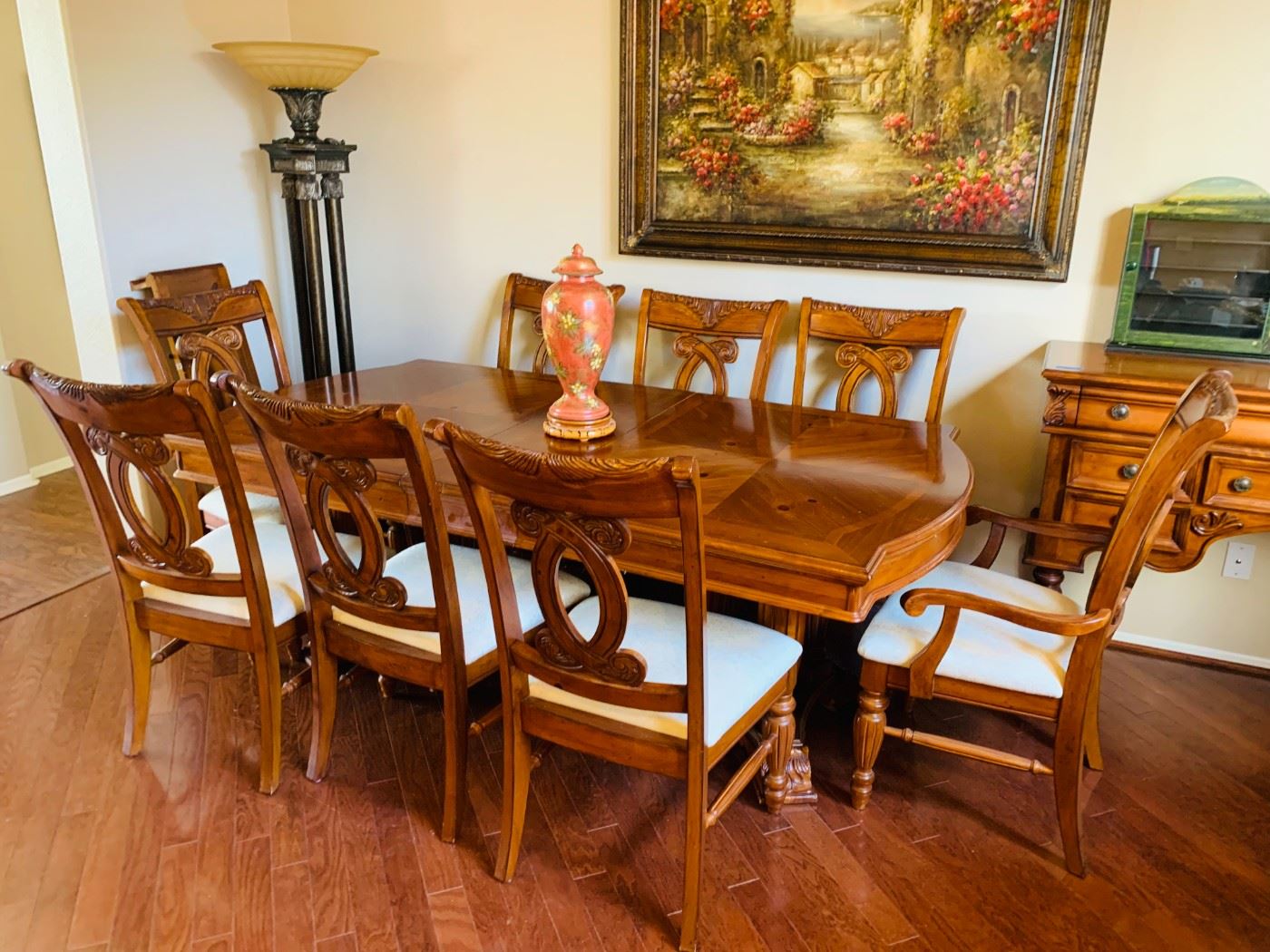 Dining Table w/8 Chairs & 2 Table Leaves