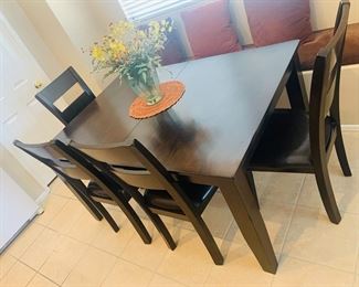 Table w/ 4 Chairs w/ Stow Away Leaf Closed