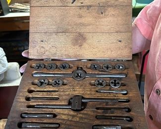 Tap and die set