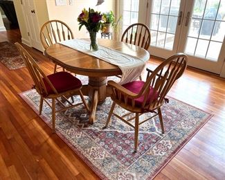 Oak kitchen table w/2 leaves and 4 chairs and rug