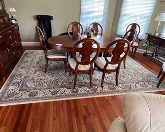 Liz Claiborne dining room set - Table w/8 chairs, 2 leaves and pads - Walter E Smithe rug