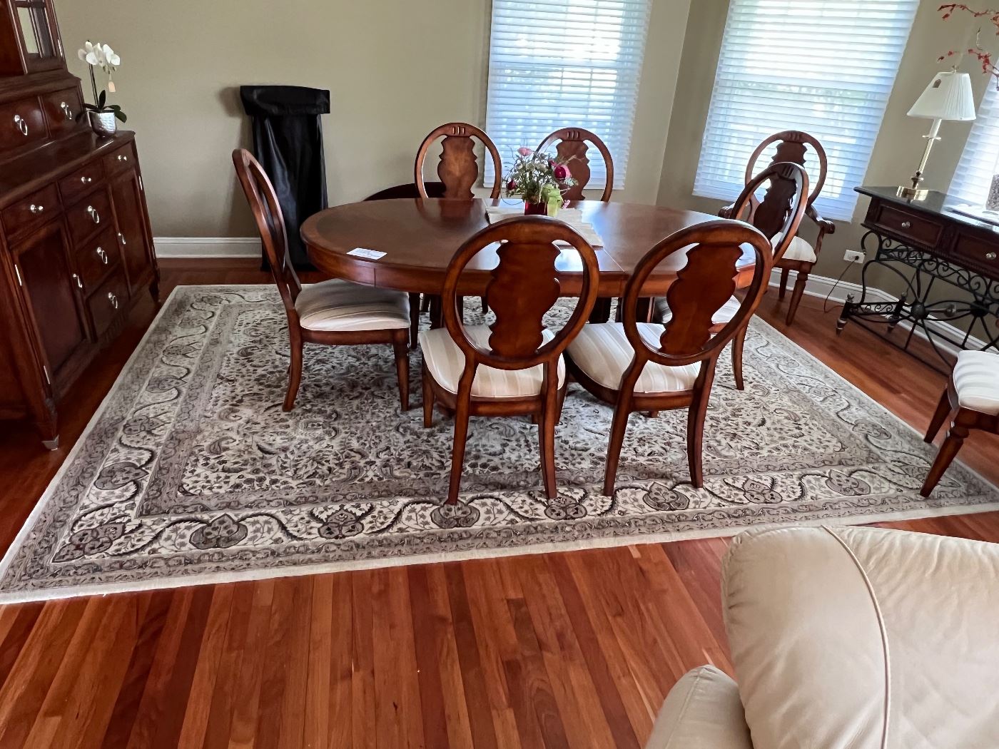Liz Claiborne dining room set - Table w/8 chairs, 2 leaves and pads - Walter E Smithe rug