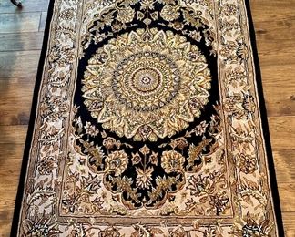 Nourish 2000 6' x 4' area rug. Like New.