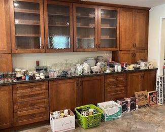 There are a lot of kitchen-, glass-, and dishware pieces in this sale.