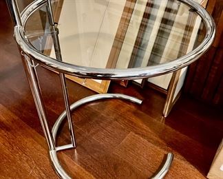 139. Circular Glass Top Accent Table w/ Chrome Base (21" x 25")