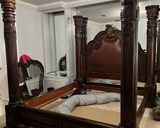 Large four poster king bed. Also has canapé top if you like!!