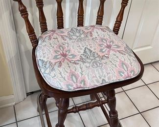 Countertop swivel stools (1 of 4)