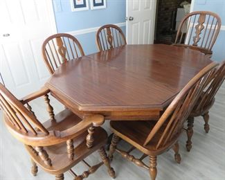 Kitchen Table with 2 captain chairs and 4 chairs -comes  with custom made table protector. Two teaves; this picture shows the table with one inserted leaf