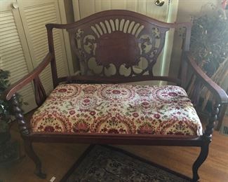 Pretty entrance settee