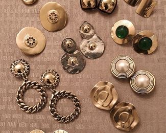 Great collection of vintage ladies’ gold, sterling silver and costume jewelry