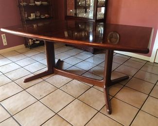 Danish Mid-Century Modern solid rosewood dining table with two leaves