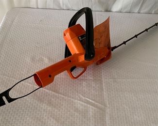 16” Black & Decker hedge/bush trimmer