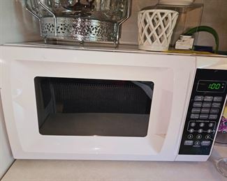 Mainstays 700W Microwave Compact!