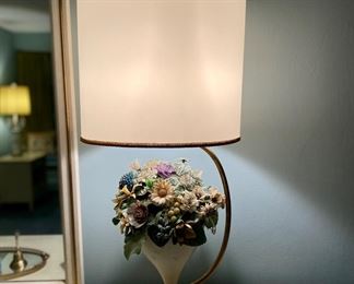 Fun vintage table lamp with plastic flowers