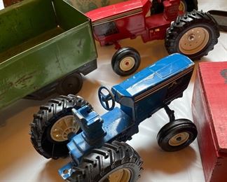 2 Vintage clean toy tractors