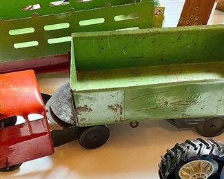 Antique Wyandotte toy side dump truck and trailer.