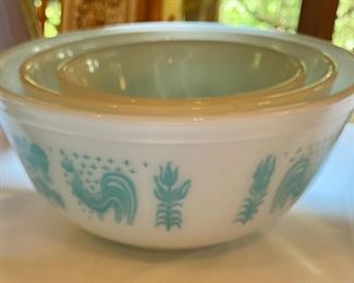 Vintage Amish Pyrex stacking bowl set