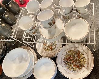 Vintage Corelle dishes in Excellent condition.