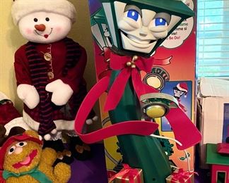 Very cool Christmas singing Lamplighter Christmas Display.