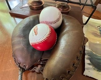 Baseball mit and balls 