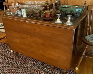 Very nice drop-leaf table with large leaves.