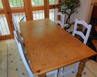 AMERICAN DREW PINE TABLE WITH 4 RUSH SEAT PAINTED CHAIRS