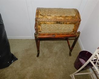 DECORATOR BOX ON STAND