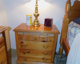 PINE NIGHT STAND WITH LEADED GLASS LAMP