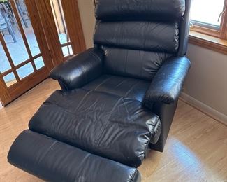 La Z Boy leather recliner, great condtion 