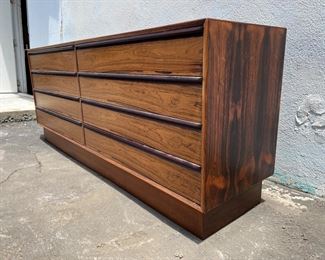 Westnofa Rosewood 8 drawer dresser