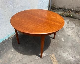 Drylund round dining table with 2 leafs