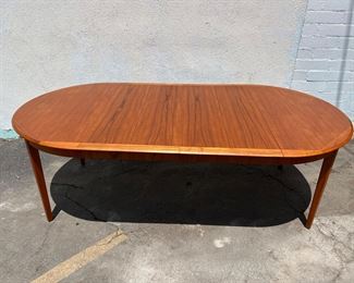 Drylund round dining table with 2 leafs