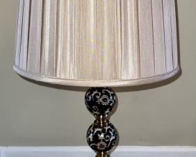 CHARMING VINTAGE THREE NOTE LAMP LIGHT WITH LINEN/SILK SHADE