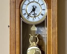 TRADITIONAL WESTMINSTER CHIMING WALL CLOCK IN OAK