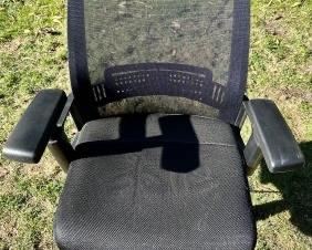 BEAUTIFUL OFFICE CHAIR.  LOOK IS FANTASTIC AND CLEAN